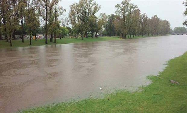Por el fuerte temporal varias zonas de la provincia de Buenos Aires se encuentran inundadas.