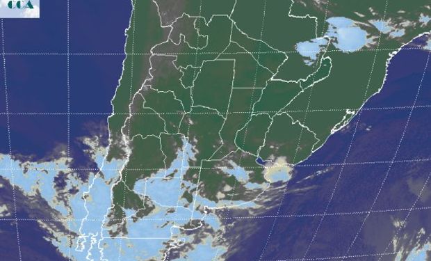 En la foto satelital se aprecia el tránsito de una perturbación por la Patagonia.