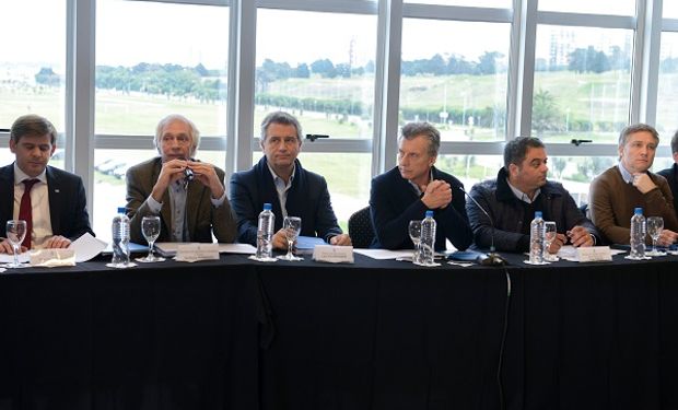 El ministro de Agroindustria de la Nación, Luis Miguel Etchevehere junto al presidente Mauricio Macri y el ministro de Trabajo, Jorge Triaca.