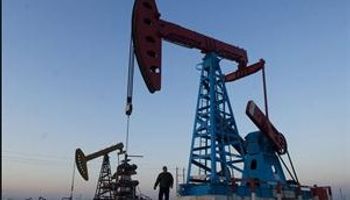 El Gobierno baja las retenciones a la exportación de petróleo ante la caída del precio internacional