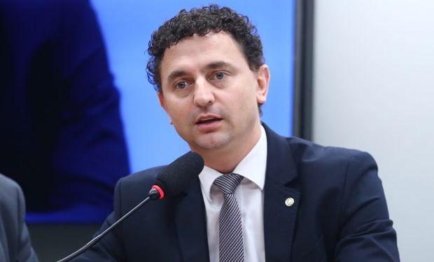 Para deputado Pezenti (MDB-SC), leite e derivados chegam com preços artificialmente reduzidos. (Foto - Vinicius Loures / Câmara dos Deputados)