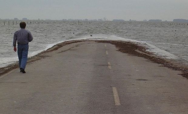 Un área de 10 kilómetros de la ruta nacional 7 se encuentra bajo agua.