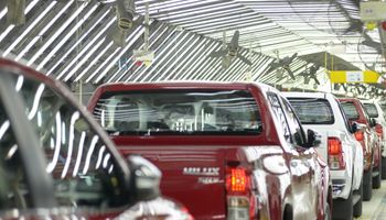 Cae la venta de autos, pero el sector espera un año con buen nivel de actividad: una camioneta lidera el patentamiento
