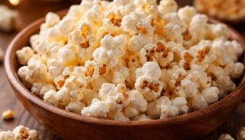 Por que o milho de pipoca estoura? Entenda o que acontece dentro do grão