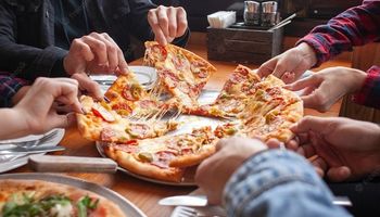 De $580 a $3400: comer una pizza con amigos cuesta seis veces más que en 2017