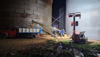 Operario cayó en un silo de soja y hace tres días que trabajan para hallar el cuerpo