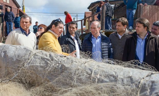 Los funcionarios durante la recorrida.