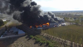 Voraz incendio consumió a una importante fábrica de Mendoza: de quién era la planta que daba empleo a más de 170 familias