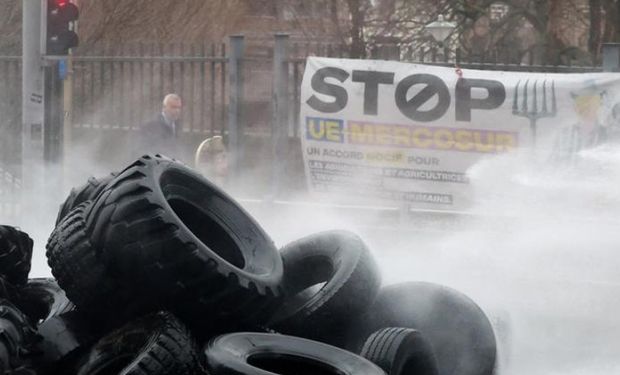 Agricultores incendeiam pneus e elevam a tensão em encontro da UE