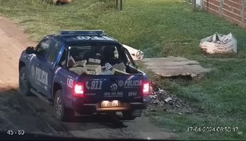 Policías robaron arroz de un camión que volcó en la ruta y quedaron filmados