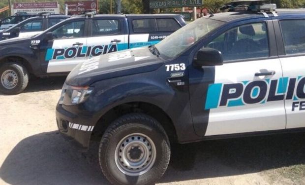 Hay móviles de la Policía Federal frente a las instalaciones de la Sociedad Rural de Azul. Foto: Gentileza Gustavo Mandagarán.