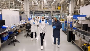 Sacaron celulas de un huevo y ahora producen miles de kilos de pollo en un laboratorio: así lo mostró y probó el youtuber más famoso del mundo