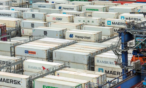 Contêineres empilhados em terminal portuário utilizados nas operações de exportação e importação entre Brasil e Estados Unidos.