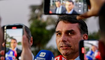 Flávio tenta negociar tarifaço; Trump reposta artigo que chama eleição brasileira de “próximo teste”