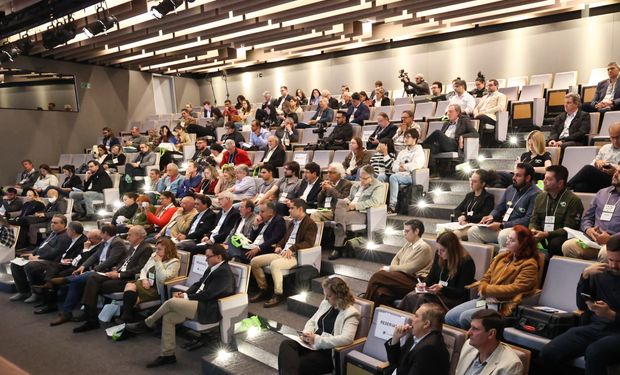 Público acompanha palestra durante o III Fórum de Bioinsumos no Agro, realizado em São Paulo.