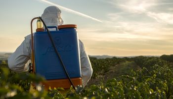 Qué es lo último en mochilas pulverizadoras manuales y a batería: Jacto lleva varios modelos a la Expo Rural y también mostrará novedades en drones