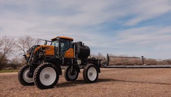 Hasta 3.500 litros: la máquina "mega equipada" que trae cámaras de fábrica para detectar malezas y ahorra agroquímicos