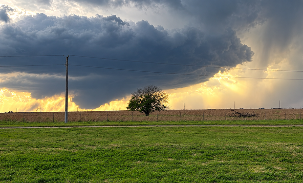 tormenta en un campo natural