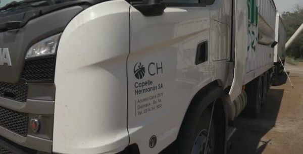 Camión de Capelle Hermanos SA con el logo CH en la puerta de la cabina