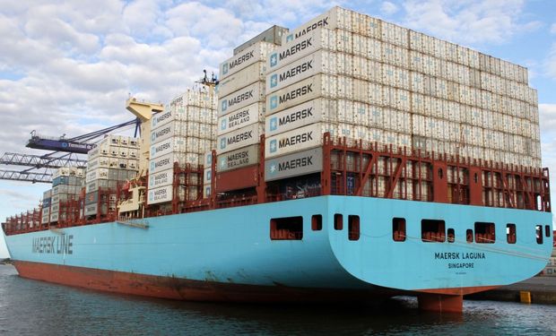 Navio porta-contêineres atracado em terminal portuário, representando as exportações brasileiras beneficiadas pelo acordo comercial entre Mercosul e Singapura.