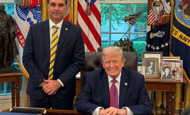 Flavio Bolsonaro e Donald Trump durante encontro na Casa Branca