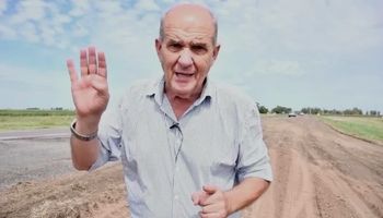 Intendente kirchnerista prohíbe el uso de los caminos rurales por las lluvias: “No los rompan”