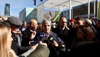 "Nuestro objetivo es terminar con todas las retenciones", destacó Caputo en la visita a La Rural: el mensaje al campo en la previa al discurso de Javier Milei