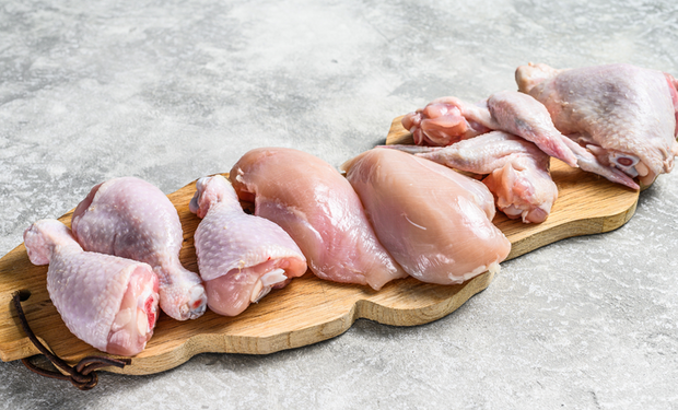 Cortes de carne de frango expostos para comercialização. Produto perdeu competitividade em relação à carne suína, segundo levantamento do Cepea.