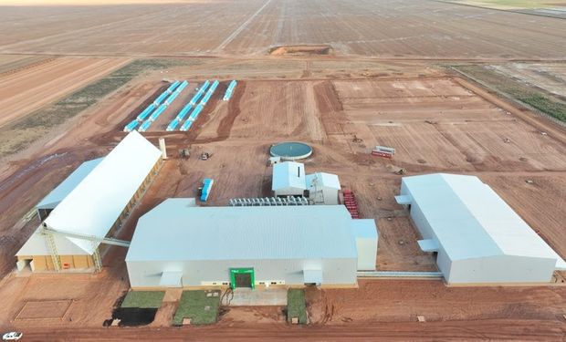 Vista aérea do complexo industrial de beneficiamento de algodão da Fazenda Parnaguá, no Piauí, com galpões e estrutura de armazenamento.