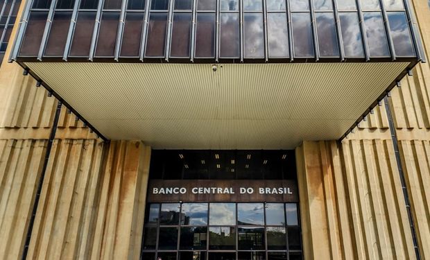 Copom inicia reunião nesta terça-feira para definir a Taxa Selic. Mercado prevê novos cortes nos juros e reduz projeção para a inflação em 2026.