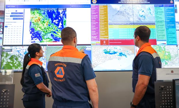 A Defesa Civil orienta a população a acompanhar os boletins meteorológicos e os alertas emitidos pelos canais oficiais Foto: Divulgação/Governo de SP