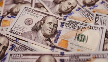 ¿Conviene invertir en pesos o en dólares? La respuesta luego del primer aguinaldo del 2026