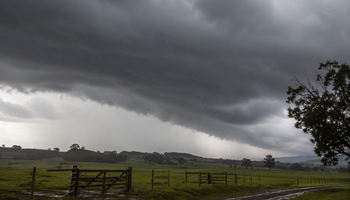 Frente fria leva chuva e temporais a oito estados
