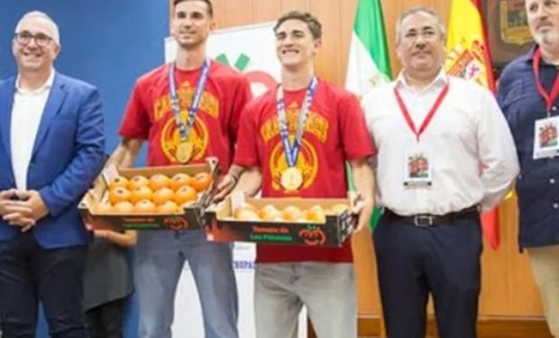Gavi e Fabián Ruiz durante homenagem em Los Palacios y Villafranca após o título da Copa do Mundo de 2026.