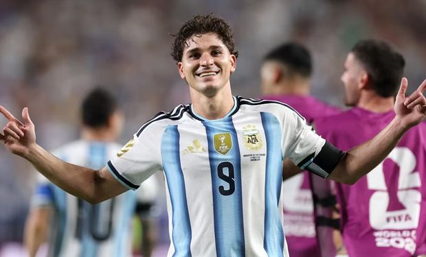 Julián Álvarez durante partida da seleção argentina; atacante nasceu em Calchín, cidade agrícola da província de Córdoba, na Argentina.