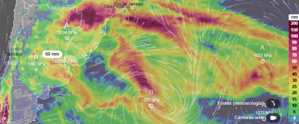 Mapa de lluvias en Sudamérica con baja de 977 hPa en el Atlántico y 69 mm cerca de Buenos Aires