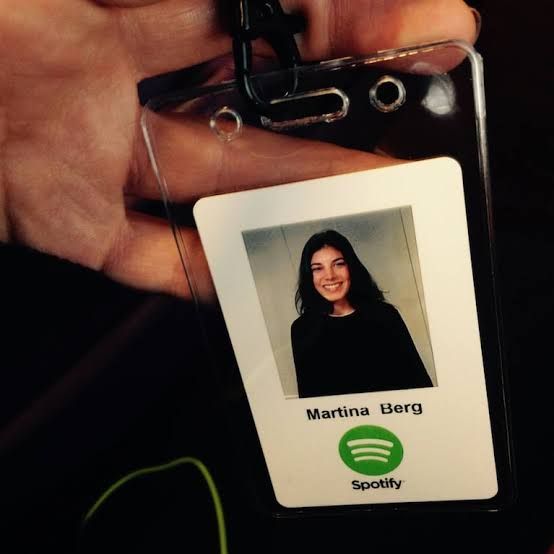 Credencial de Spotify a nombre de Martina Berg, con su foto, sostenida en una mano