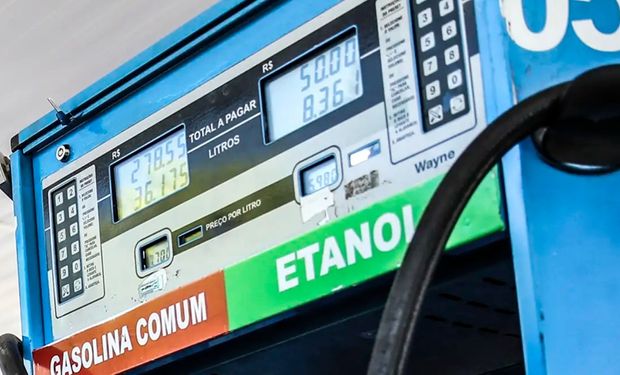 Motorista abastece um veículo em posto de combustíveis após decisão do governo de elevar a mistura obrigatória de etanol anidro na gasolina de 30% para 32%.