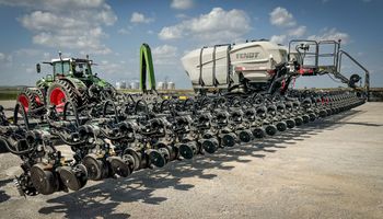 Fendt rompió la tradición con un tractor de US$ 800.000 y habló de novedades para Argentina: también presentó una sembradora de casi US$ 1.000.000