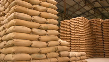 Empresário investigado por sumiço de sacas de café deixa a prisão após acordo de R$ 47,2 milhões