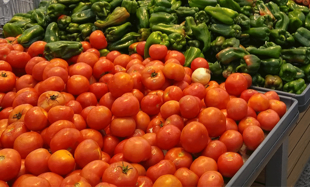 Tomates expostos para venda em uma Central de Abastecimento durante levantamento de preços da Conab.