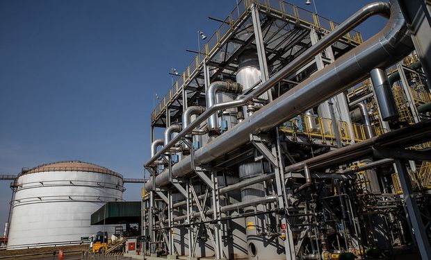 Instalação industrial de produção de etanol utilizada para ilustrar a queda dos preços do biocombustível no mercado paulista.