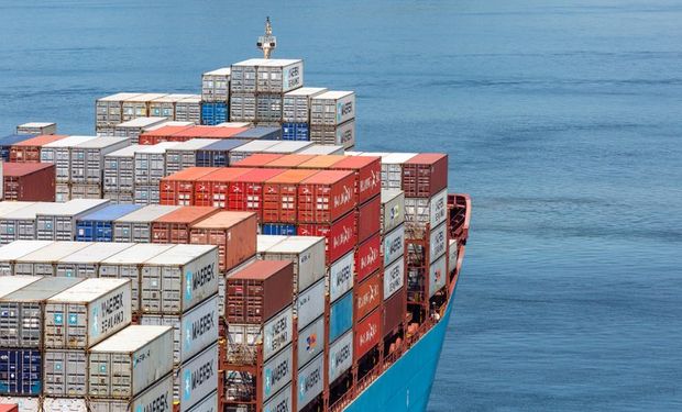 Contêineres de exportação em porto simbolizam o comércio entre Brasil e Estados Unidos após anúncio de produtos isentos da nova tarifa.