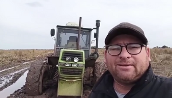 "Es lamentable, pero así vivimos": el video de un productor que quedó aislado por el mal estado de los caminos rurales