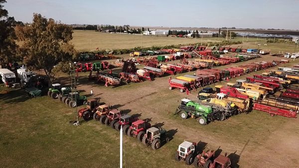 Vista aérea de un remate rural con decenas de tractores, sembradoras, pulverizadoras y otra maquinaria agrícola dispuesta en filas sobre el campo