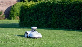 A cuánto se vende el robot que corta el césped solo y se guía por satélite: la nueva apuesta de automatización de la empresa argentina de tecnología