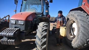 Encontró cómo transformar basura en combustible para el tractor ante el aumento del gasoil