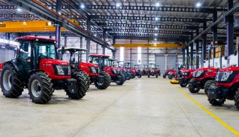 Producen 500 tractores por día y apuestan fuerte a la Argentina: ofrecen 16 modelos diferentes y es la marca que eligen hasta los gigantes del fútbol argentino