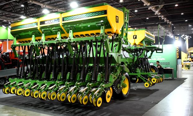 Tedeschi adelantó un innovador prototipo de pliegue frontal con la ventaja de no desenganchar el tractor