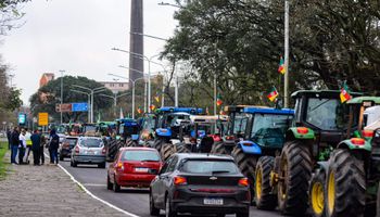 Tratoraço de produtores rurais invade Porto Alegre para pressionar governo federal